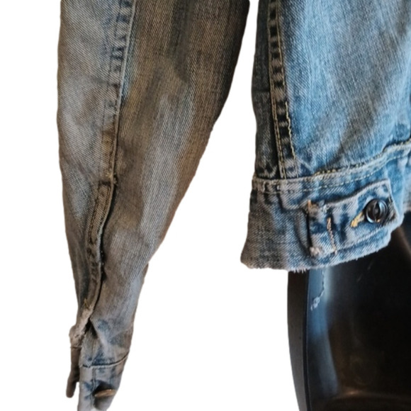 VINTAGE/ retro distressed Lee jean jacket. See measurements. Couple stains. - Picture 10 of 16